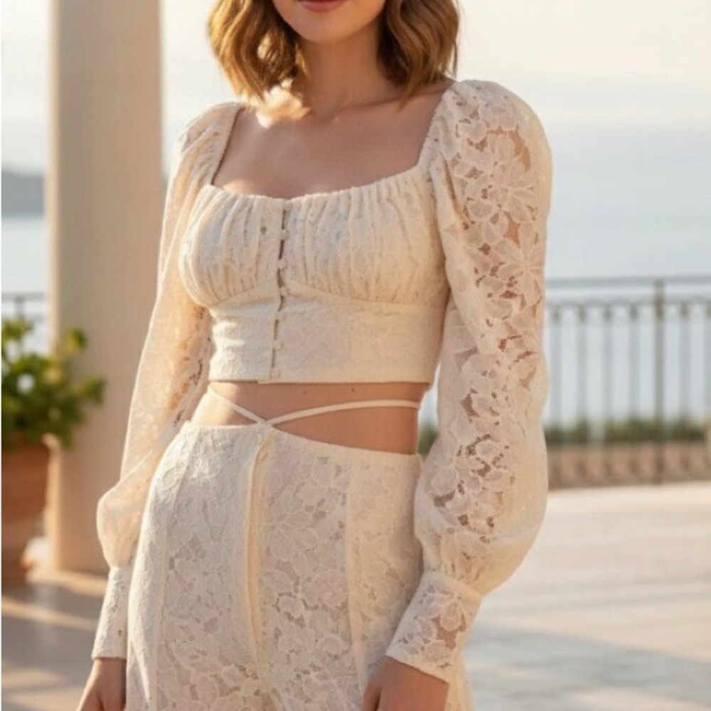 NWT En Saison Floral Lace Crop Long Sleeve Top